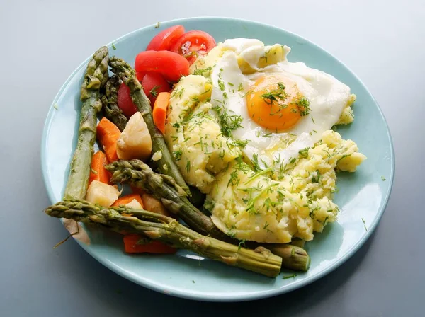 用土豆和蔬菜搅拌鸡蛋当午餐 — 图库照片