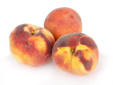 Altın ve kırmızı lezzetli şeftaliler yakın