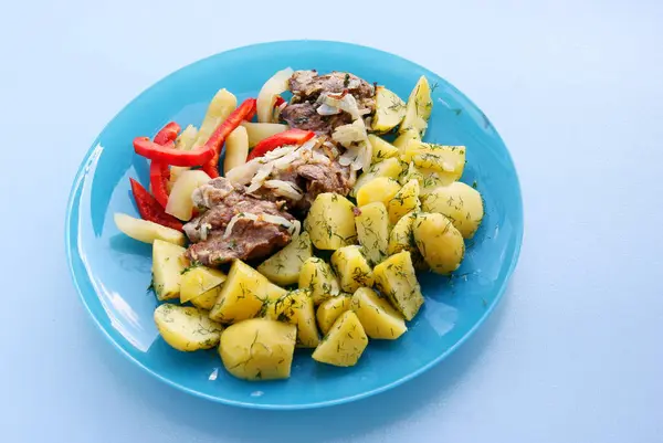 Hígado Pollo Con Papas Ensalada Verduras Para Almuerzo —  Fotos de Stock