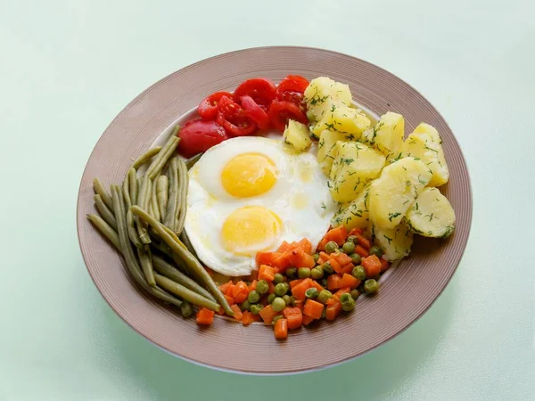 Huevos Fritos Con Varias Verduras Como Comida Vegetariana —  Fotos de Stock