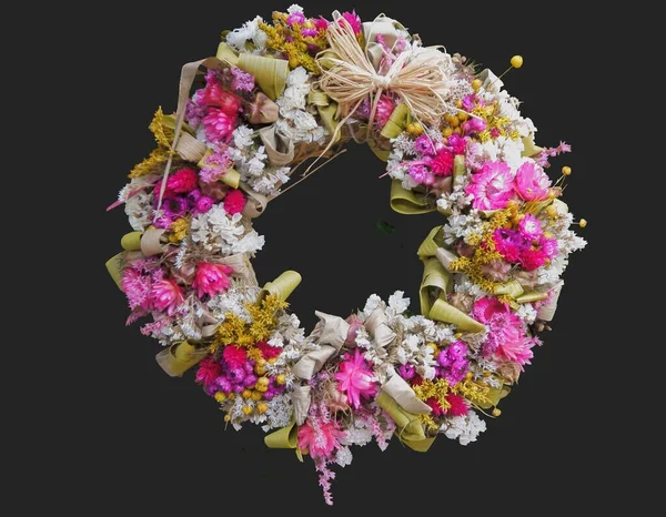 Kurumuş Bitki Çiçekler Kurdeleler Güzel Bir Çelenk Gibi — Stok fotoğraf
