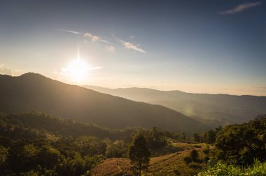 Phu Chi Fa dağ manzarası gün batımı, Tayland ile