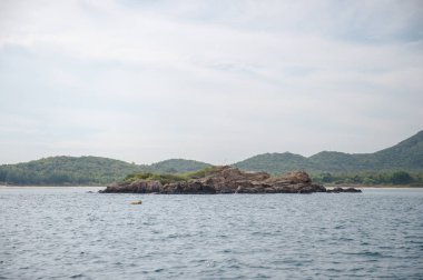 Okyanustaki küçük adaya yakın.