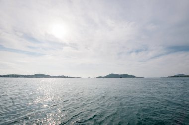 Gün batımı ve dağ manzaralı deniz manzarası