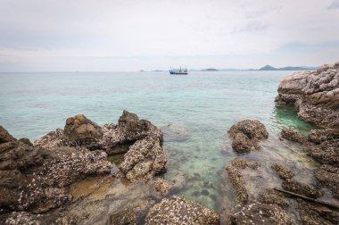 Okyanusla soyut taşın manzarası