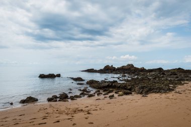 Gökyüzü bulutlu deniz manzarası