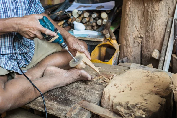 Close Escultor Homem Com Ele Trabalho — Fotografia de Stock