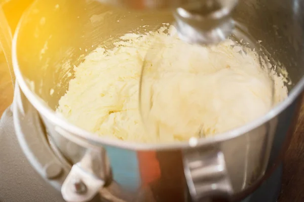 Crème Maken Voor Zelfgemaakte Boterkoeken Een Mixer — Stockfoto