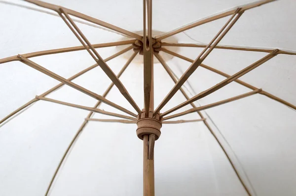Gros Plan Parapluie Tissu Avec Cadre Bambou Assembler — Photo