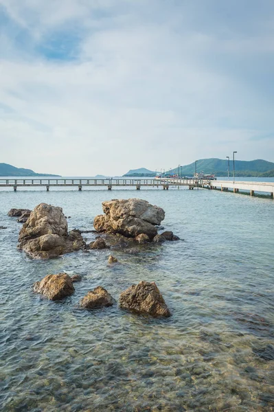 Lansekap Batu Laut Dengan Jembatan — Stok Foto