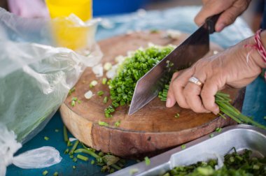 Isredien için sebze bitkisinin bıçak kesim ile el yakın çekim