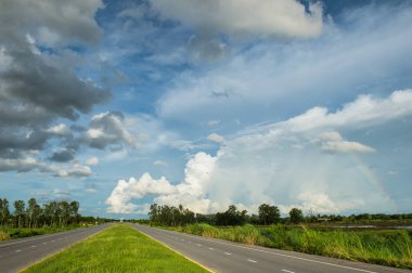 Bulutlar gökyüzü ile yol Manzara
