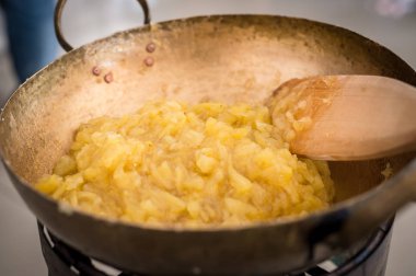 Bir tavada ananas Reçeli