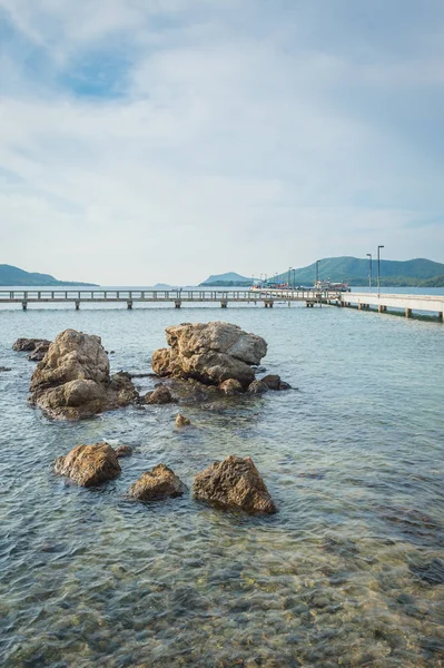 Lansekap batu di laut dengan jembatan — Stok Foto