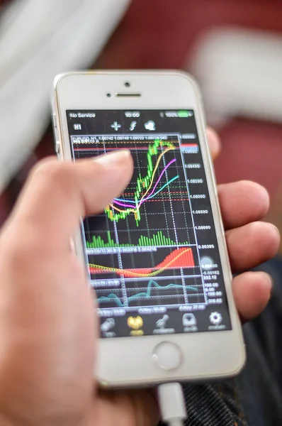 Akıllı telefonu tutan el inin yakın çekim, uygulama t oynama
