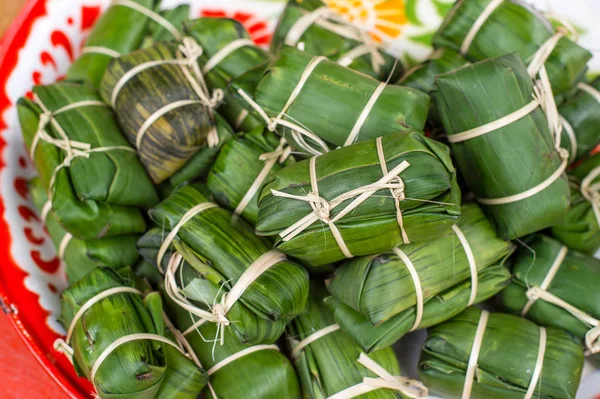 Hromádka Khao tom mat Sai Kluai, banánová rýže — Stock fotografie