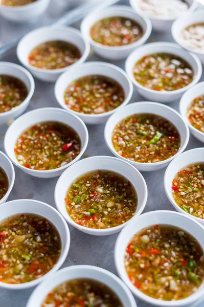 Primo piano della salsa piccante di gruppo per il lavoro di evento — Foto Stock