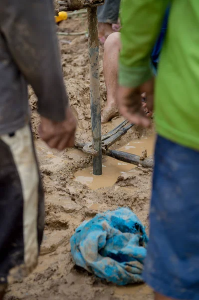 Arbeiter beim Bodentanz, Suche nach Wasser — Stockfoto