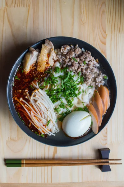 Primo piano di noodle ramen sul legno tavolo — Foto Stock