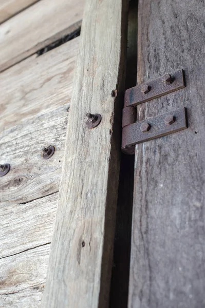 Gros plan de vieux joint métallique pour porte en bois — Photo