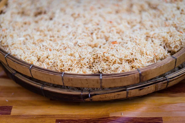 Closeup of crispy mee in bamboo threshing basket — Stock Photo, Image