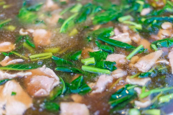 Closeup de macarrão frito tailandês com carne de porco e brócolis — Fotografia de Stock