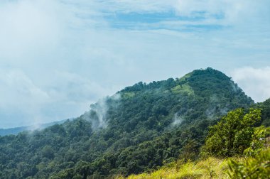 Bulutlar gökyüzü ile dağ Manzara