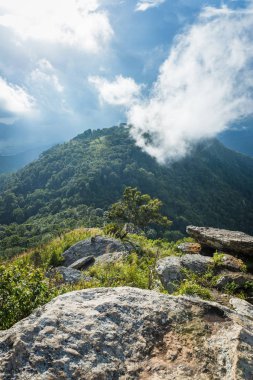 Bulutlar gökyüzü ile dağ Manzara
