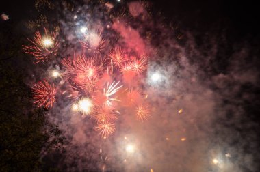 Sukhothai tarih parkından havai fişek festivalinin güzelliği.