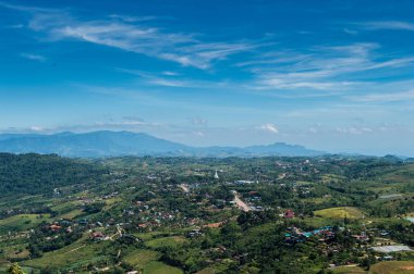 Dağ ve mavi gökyüzü manzara ile kırsal