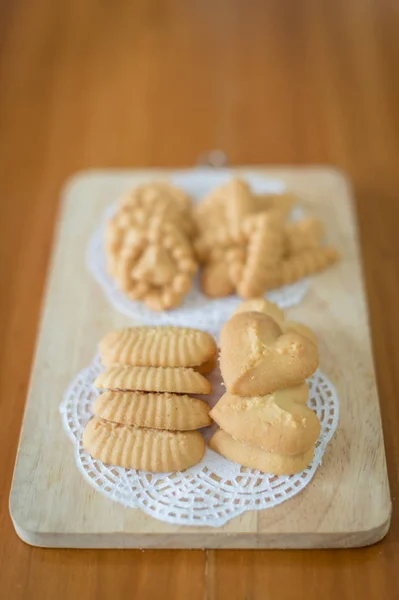 Primer plano de la galleta en la tabla de cortar —  Fotos de Stock