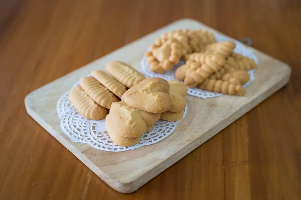 Gros plan de cookie sur planche à découper — Photo