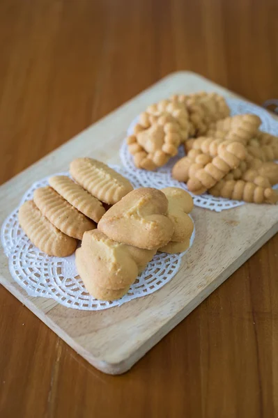 Primer plano de la galleta en la tabla de cortar —  Fotos de Stock