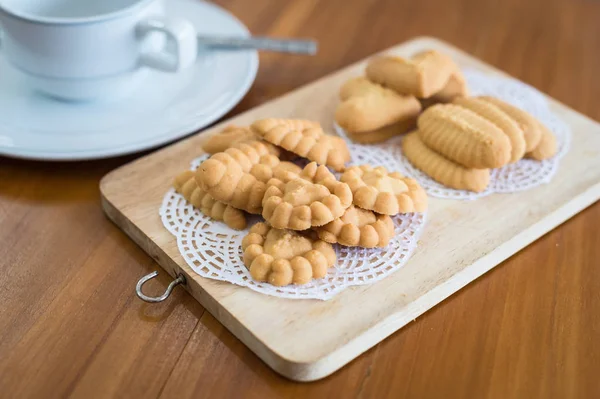 Primer plano de la galleta en la tabla de cortar —  Fotos de Stock