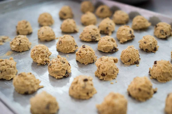 Primer plano de la bola de galletas fila antes de hacer cocinar en un horno —  Fotos de Stock