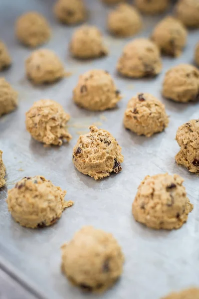 Zbliżenie piłkę cookie rzędu przed podjęciem gotować w piekarniku — Zdjęcie stockowe