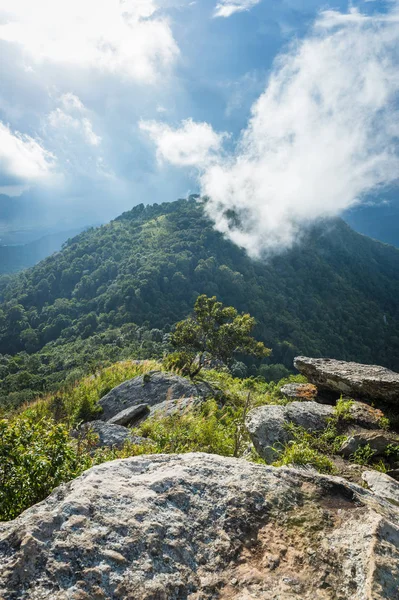 Bulutlar gökyüzü ile dağ Manzara