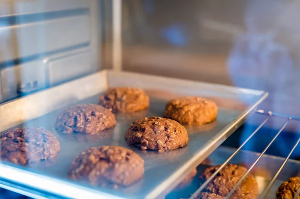 El primer plano de la galleta en la bandeja en el horno —  Fotos de Stock