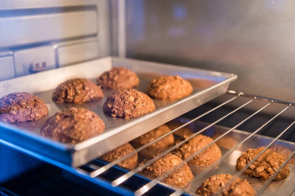 El primer plano de la galleta en la bandeja en el horno —  Fotos de Stock