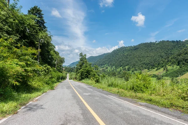 Asphalt road with green mountain landscape — Stock Photo, Image