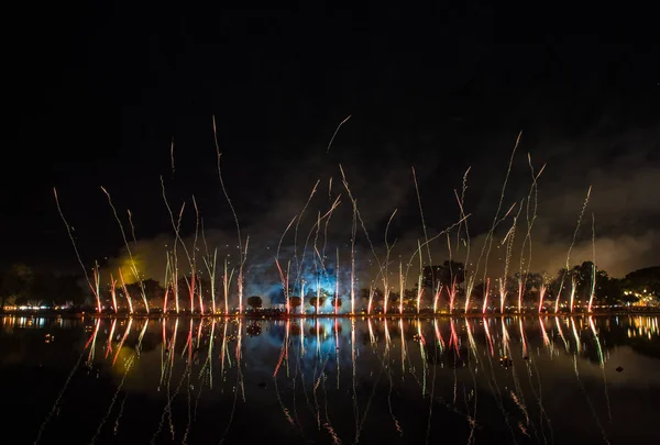 スコータイ歴史公園の花火大会の美しい — ストック写真