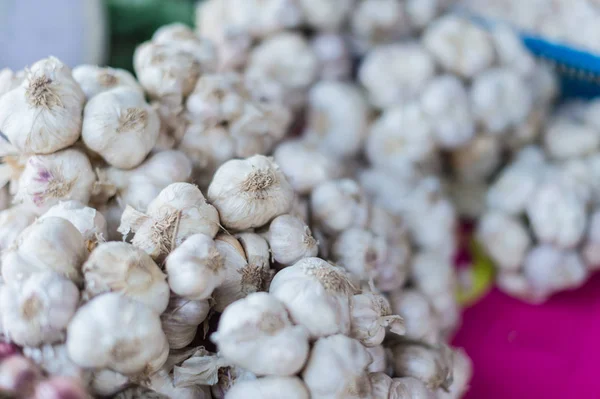Penutup tumpukan bawang putih putih untuk bahan makanan — Stok Foto
