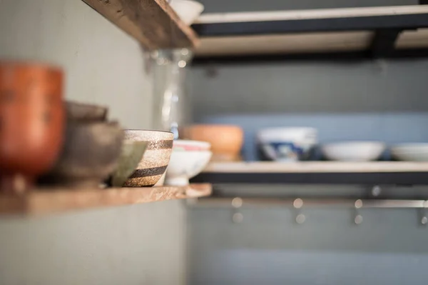 Étagère en bois avec bol en céramique et tasse gros plan — Photo