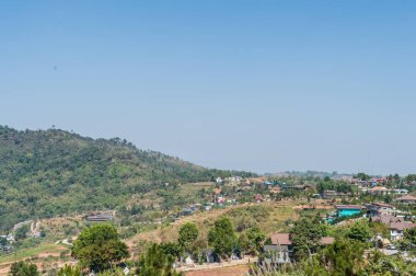 Dağ ve mavi gökyüzü manzara ile kırsal
