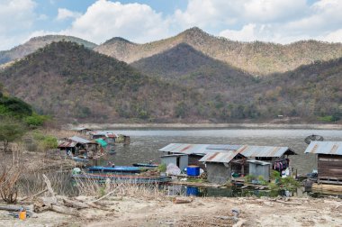 Dağ ve mavi bulutlar gökyüzü ile gölüzerinde Ev