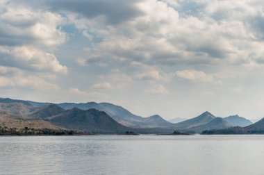 Dağ ve mavi bulutlu göl manzarası