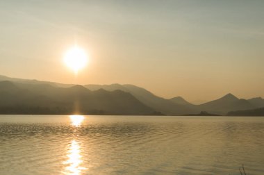 Gün doğumu gökyüzü manzara ile göl ve dağ