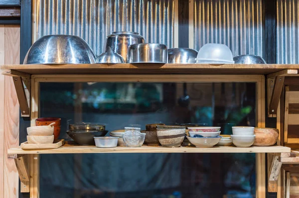 Étagère en bois avec bol et tasse en céramique gros plan — Photo