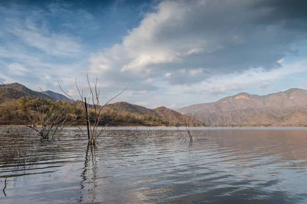 Lake with mountain and blue clouds sky landscape — Stock Photo, Image