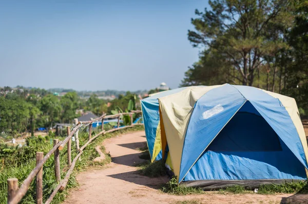 Tepe manzaralı kamp çadırı — Stok fotoğraf